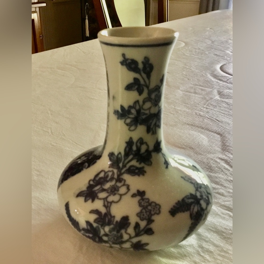 Blue white chinoiserie vase
